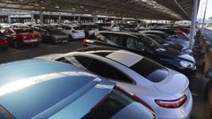 Coches estacionados en el p�rking de larga estancia de Lavacolla, habilitado en la explanada de aparcamiento de la vieja terminal