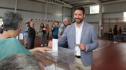 Samuel Lago, alcalde y candidato a la releccin en Cambados por el PSOE, vota
