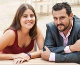 Lara con su pareja Lucas, nieto de lucenses con el que ha montado una empresa de dise�o gr�fico.