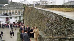Los duques, acompaados por autoridades, subieron al adarve de la Muralla cerca de la Porta Falsa