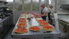 Trabajadoras de Aldea preparando empanadas que son consideradas por los clientes como �las mejores del mundo�