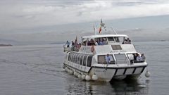 Foto de archivo de un catamar�n haciendo una ruta en A pobra