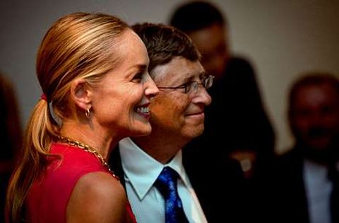 Bill Gates, acompa�ado por Sharon Stone, recibi� un homenaje en la conferencia del sida.