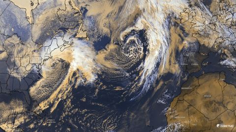 En la imagen del sat�lite de ayer se puede apreciar el cicl�n bomba situado frente a la costa nordeste de Estados Unidos