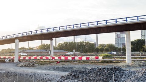 Vista del lugar del accidente desde las casas de Llaranes. El segundo pilar por la izquierda es el que sufri� el impacto