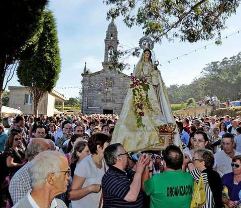 El descenso de la Virxe dos Milagres empez� poco despu�s del mediod�a.