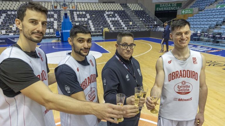 Leo Westermann, Sergi Quintela, Diego Epifanio y �lex Barcelo brindan en Sar con el cava de La Voz de Galicia por un feliz y exitoso 2026.