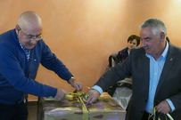 Los profesores del Francisco Aguiar Constantino Chao y Gonzalo Tiz�n abren uno de los regalos de su fiesta de jubilaci�n.