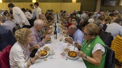 Comida para 300 personas. El ltimo banquete que se celebr en Casa Snchez fue el 22 de octubre, organizado por la asociacin contra el cncer. Se reunieron unas 300 personas para degustar un men clsico de la casa, compuesto por merluza a la cazuela, carne asada y postre. basilio Bello