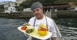 El ribadense Javier Gra�a con la ostra en salsa picante con queso de O Ris�n. 