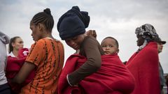 Inmigrantes en el puerto granadino de Motril tras ser rescatadas en el mar de Albor�n