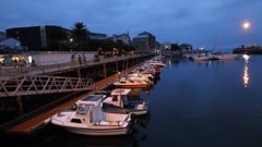 Vista del puerto deportivo de Foz al atardecer