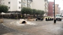 La presi�n del agua revent� las alcantarillas en centenares de puntos; en la foto, la r�a Constituci�n, en O Temple, Cambre