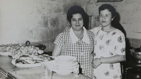 A la ziquierda, Pepucha, abuela de Miguel, con una t�a del cocinero