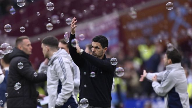 Mikel Arteta, en el banquillo en el partido del Arsenal contra el West Ham.