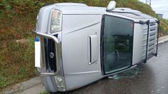 Semivuelco de un coche en Cervo