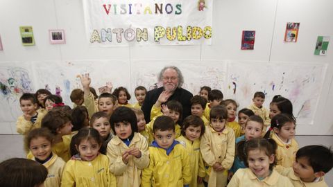 Con un grupo de escolares del colegio Amadeo Rodr�guez Barroso en el a�o 2015