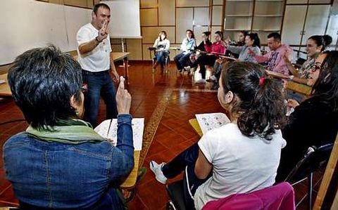 Miguel Leiro es el encargado de dar las primeras nociones sobre lenguaje de signos.