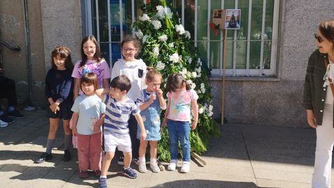 Un grupo de alumnos del colegio Torre de Lemos junto a un maio floral