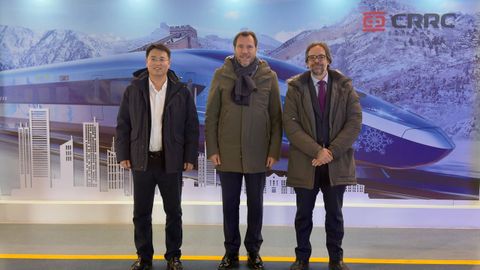 �scar Puente y el presidente de Renfe, �lvaro Fern�ndez Heredia, con un t�cnico de la empresa estatal china que fabrica los trenes de alta velocidad.
