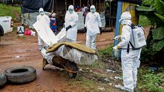  Varias enfermeras liberianas desinfectan una v�ctima del �bola en la calle en una calle en Virginia, a las afueras de la capital Monrovia, en Liberia