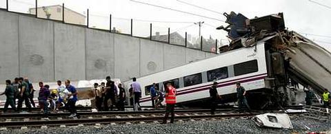 Imagen del accidente del Alvia en la curva de A Grandeira, en Angrois, el pasado 24 de julio.