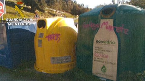 Las pintadas se repet�an en mobiliario urbano