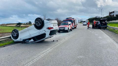 El choque entre los turismos se produjo en la N-642 en Fazouro