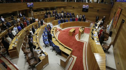 Los diputados escuchando el himno de Galicia al cierre de la sesin