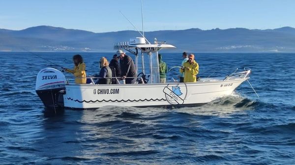 Verano e invierno, la planeadora de O Chivo recorre la r&iacute;a cargada de aficionados a la pesca