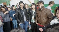 Los artistas conversaron con sus fans y les firmaron aut�grafos. 