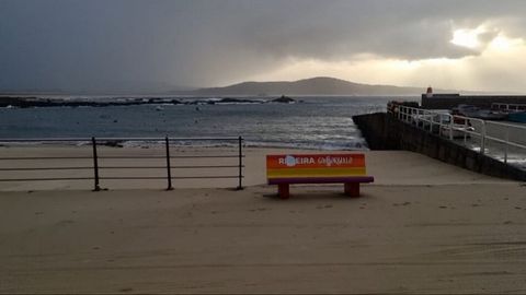 La arena de la playa de Corrubedo qued esparcida por el puerto
