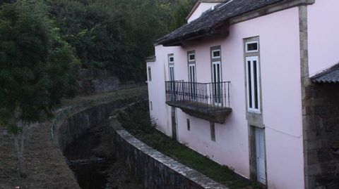 El palacio por detr�s, al lado, r�o arriba, viv�a Carmen de Feixe.