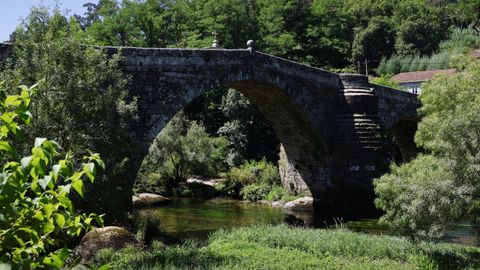 Puente de San Clodio sobre el río Avia, en Leiro.