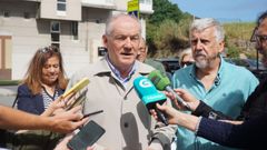 El portavoz del PP, Miguel Lorenzo, y el presidente de los vecinos de Los Rosales, Fernando Carrillo