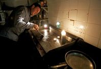 En el local La Cueva, de Sanxenxo, el viernes tuvieron que cocinar a la luz de las velas. 