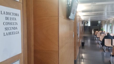 Una mdica informa de su participacin en la huelga, en un centro de salud de A Corua.