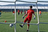 Pi�eiro, ayer, con guantes, pero chutando como delantero, el puesto que ocup� el domingo.