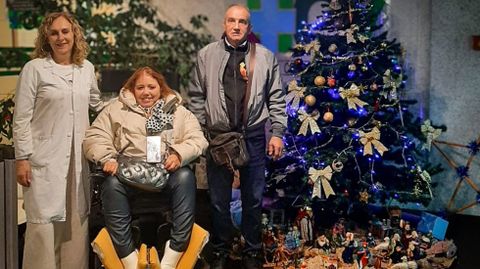 Usuarios de Morea decoraron la entrada del Hospital Comarcal de Valdeorras.