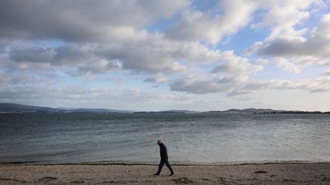 Imagen tomada en una playa de Arousa con nubes.