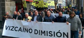 Una pancarta pidiendo la dimisi�n del director de Pesca de Asturias encabezaba la manifestaci�n de ayer. 
