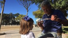 Enrique Garrote, artesano que construia barcos en botellas en Oleiros