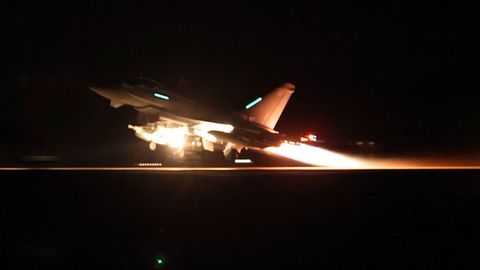 Los hut�es dicen que seguir�n atacando buques en el mar Rojo pese a los bombardeos contra Yemen
