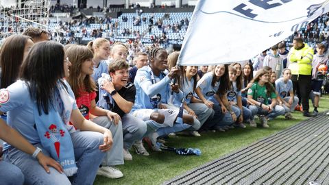 Los futbolistas del los primeros equipos masculino y femenino del Celta, celebrando juntos la victoria de ellos ante el Sevilla y el ascenso de ellas en mayo.