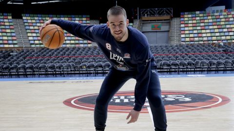 Dino Radoncic maneja la bola sobre el parqu� del Coliseum.