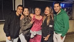 Marian Mart�nez, en el centro, con los cantantes solistas de la orquesta Los Sat�lites