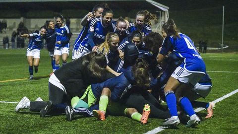 Las jugadoras del Real Oviedo celebran el pase a los octavos de Copa