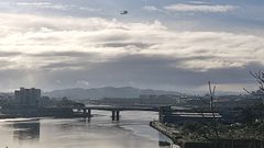 El Helimer, sobrevolando el puente de A Pasaxe durante el operativo de rescate