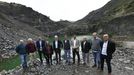 Francisco Conde visitó las escombreras y los lagos de Carballeda de Valdeorras con representantes del Clúster de la Pizarra y la alcaldesa, María del Carmen González