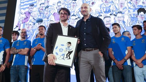 El director general del Deportivo, Massimo Benassi, recibe un detalle del director de La Voz de Galicia, Rub�n Santamarta